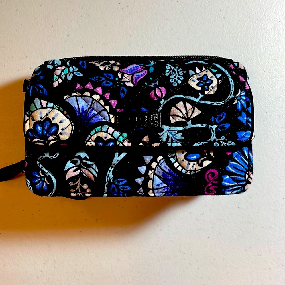 Unused New Vera Bradley Black wristlet/ crossbody in Bramble